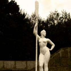 Большой Ногами-Девушка с веслом