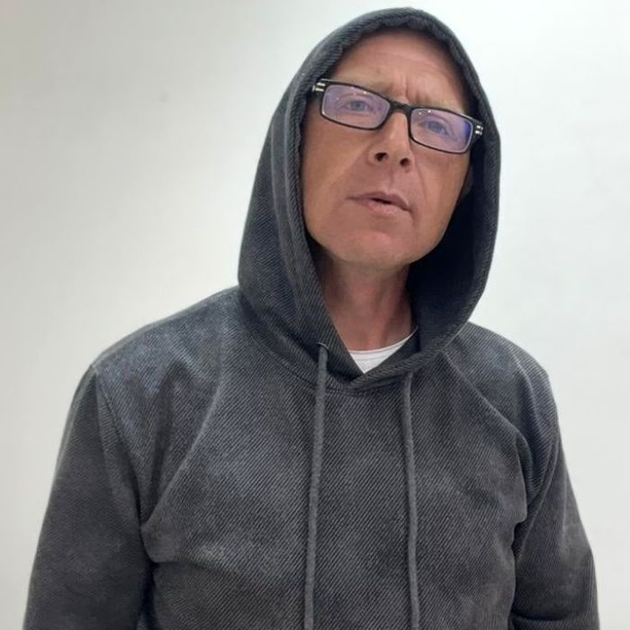 Дмитрий Лопатов  -  Лежа в ванной на полу