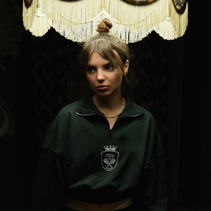 Radmila Maro - В Питере всегда на репите дождь